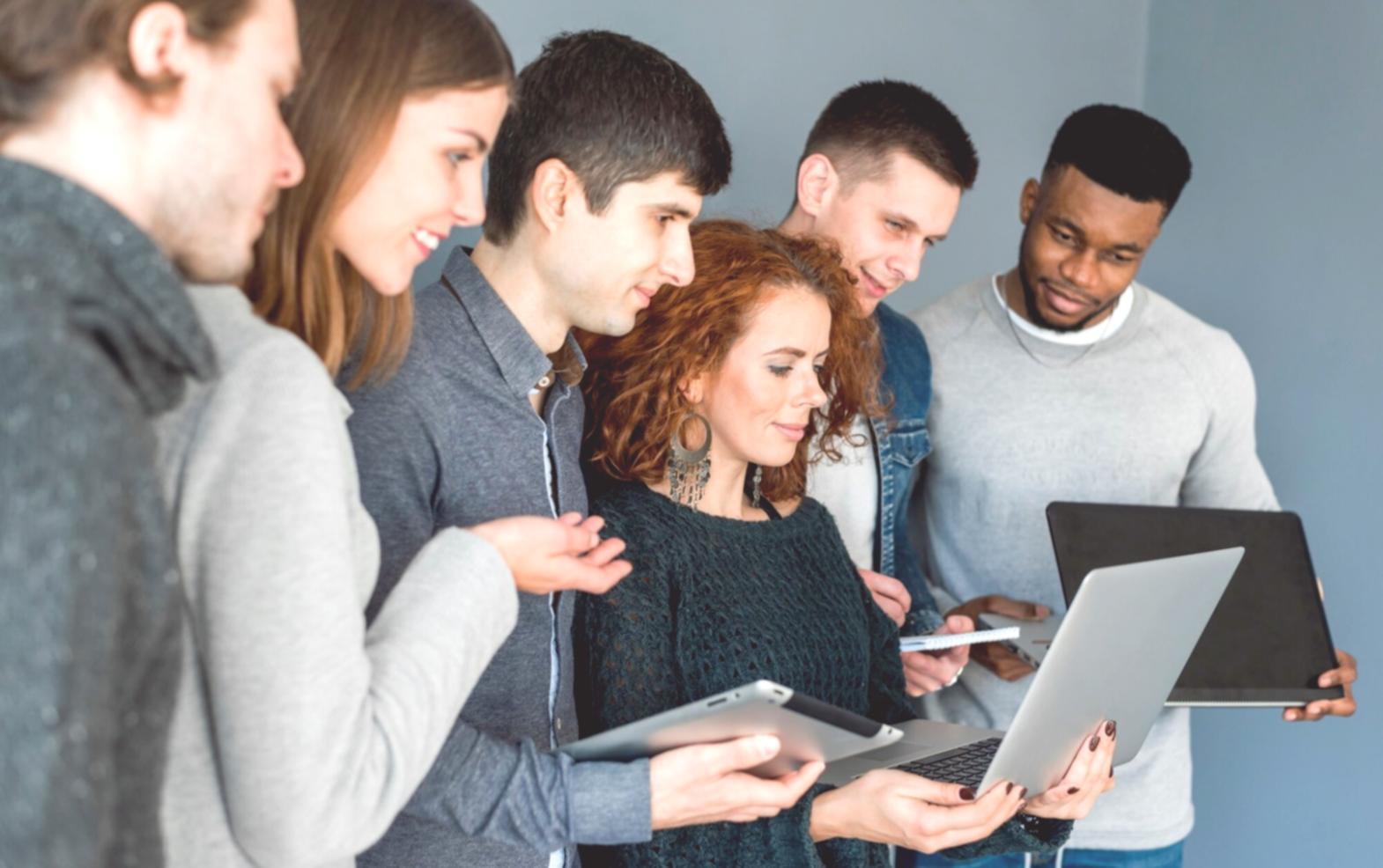 Séance de formation en communication d'entreprise avec participants engagés